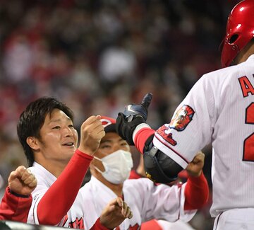  同点犠飛の会沢を笑顔で迎える床田