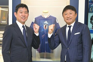 森保一監督（左）と武田修宏氏