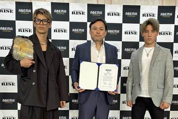 王座戦を行う白鳥大珠（左）とYURA（右）
