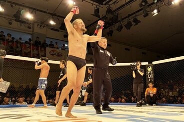快勝を喜ぶ中村大介
