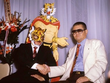 タイガーマスク(左)と握手をかわす梶原一騎氏(1981年5月、西新宿の京王プラザホテル)