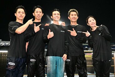 G1初勝利水神祭を終え、仲間と記念撮影する品川二千翔(中央)
