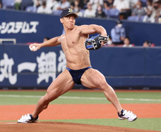  始球式をするボディービルダーの横川尚隆（東スポWeb）