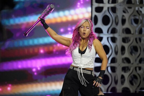 有刺鉄線バットを手に登場した白川未奈（©All Elite Wrestling）