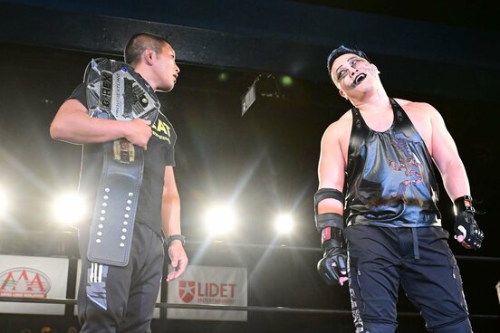 エル・リンダマン(左)とにらみ合う河上〝シャーマン〟隆一