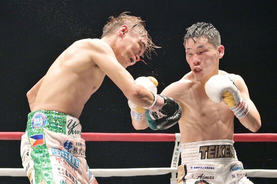 高田勇仁にパンチを浴びせる松本流星（右）