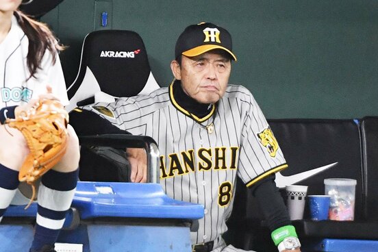 ベンチで険しい表情の阪神・岡田監督