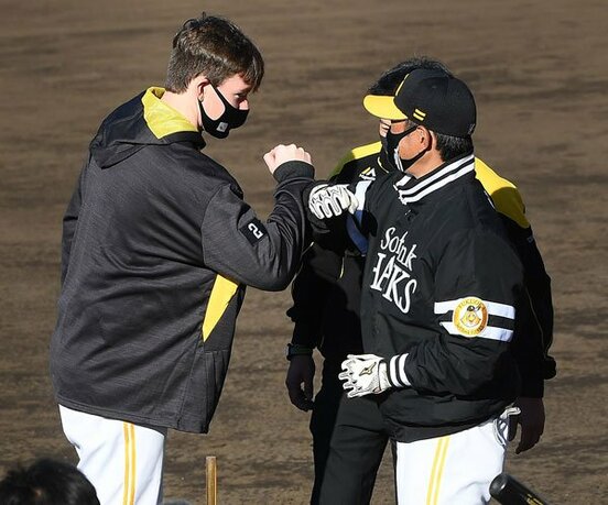  新任の小久保ヘッド(右)と肘タッチするソフトバンク・スチュワート