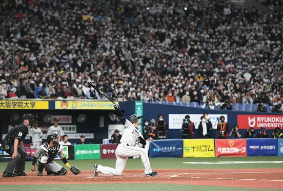 ６日の阪神戦で大谷翔平は３回にヒザをつきながら３ランを放った