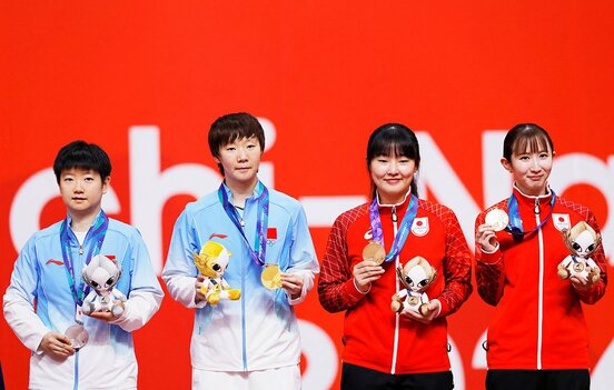 左から銀メダルの孫穎莎、金メダルの王曼昱、銅メダルの張本美和、早田ひな(ロイター)