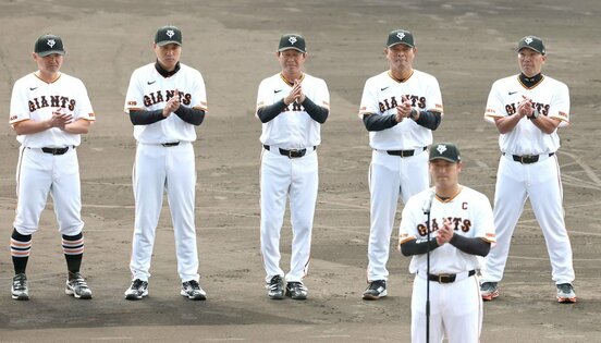 手締めをする阿部慎之助監督（右端）ら巨人ナイン