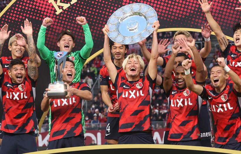 優勝シャーレを掲げる鹿島ＦＷ鈴木優磨