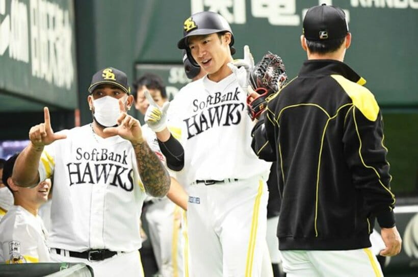  西武戦で２８号２ランを放ったソフトバンク・柳田(中)