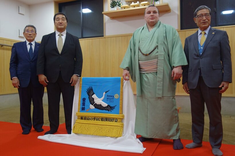 化粧まわし贈呈式に出席した安治川親方（左から２人目）と安青錦（同３人目）