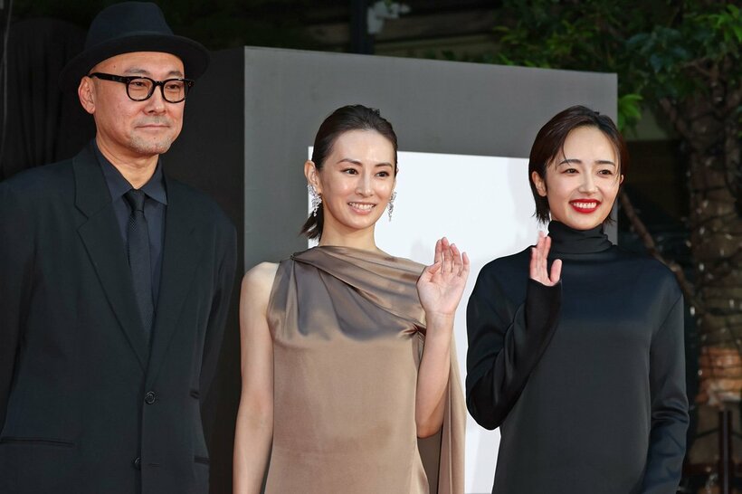 左から内田英治監督　北川景子　森田望智.jpg
