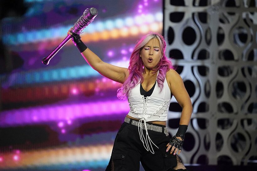 有刺鉄線バットを手に登場した白川未奈（©All Elite Wrestling）