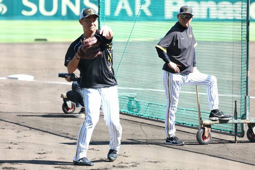 ノックを見る岡田彰布監督（右）と桐敷拓馬（２０２４年）