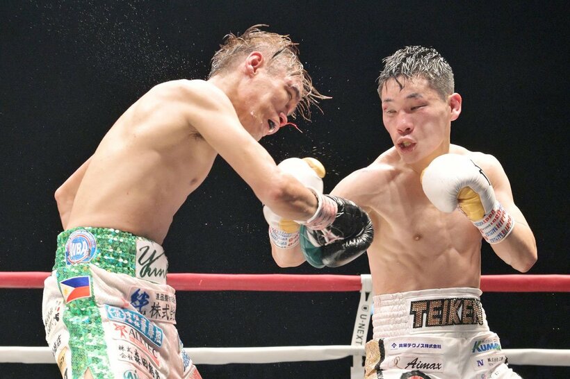 高田勇仁にパンチを浴びせる松本流星（右）