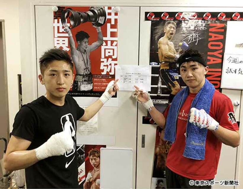  出張プロテストに合格した松本圭佑（右）と中垣龍汰朗
