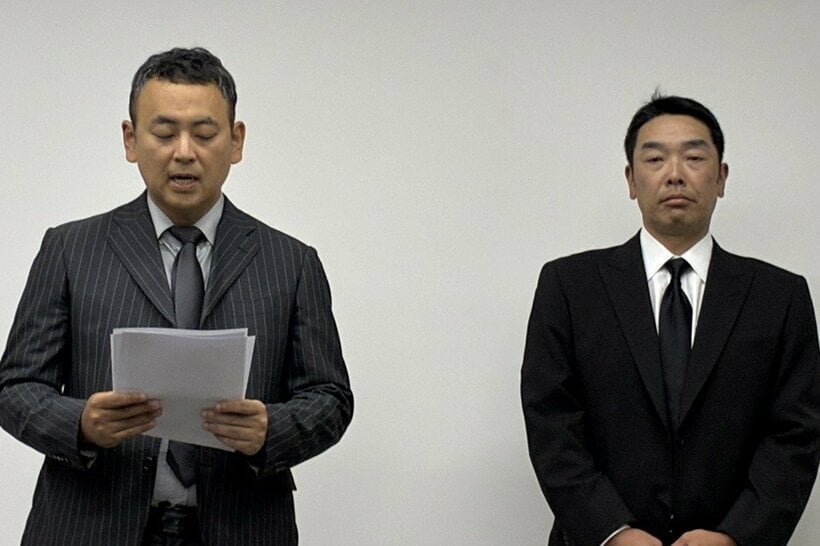 謝罪会見で長女の手紙を読み上げる代理人（左）とそれを聞く巨人前監督・阿部慎之助氏