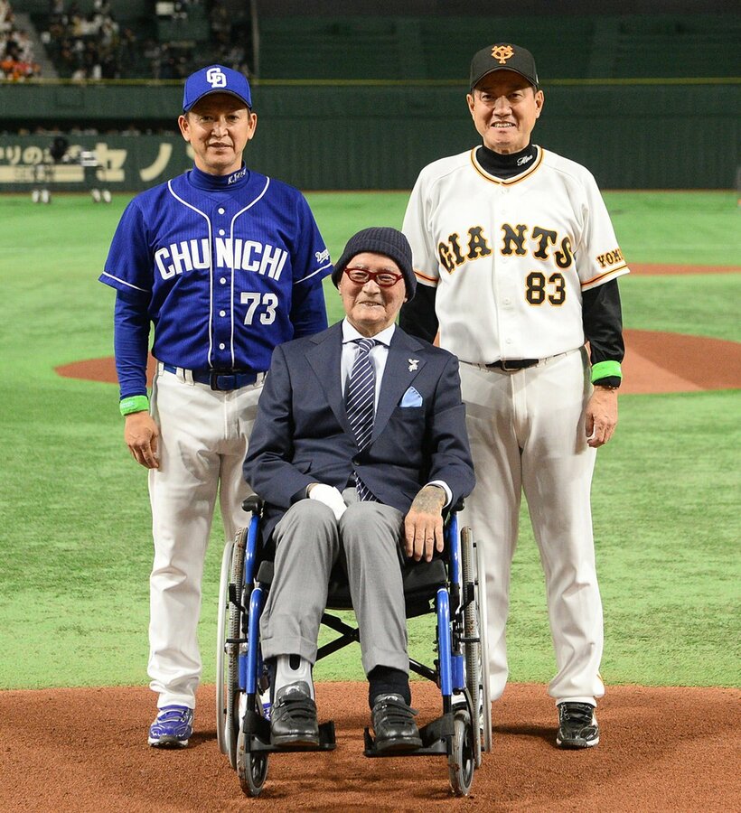  長嶋氏(中)は開幕戦を観戦に東京ドームに来場した（東スポWeb）