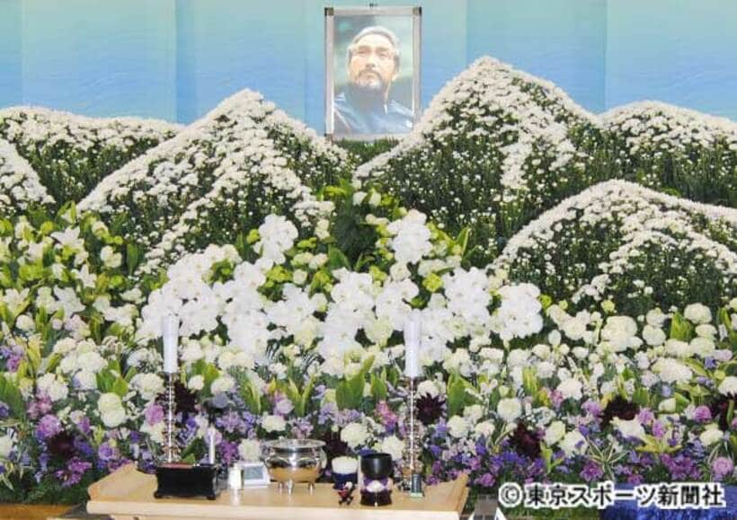  祭壇に飾られた小出さんの遺影