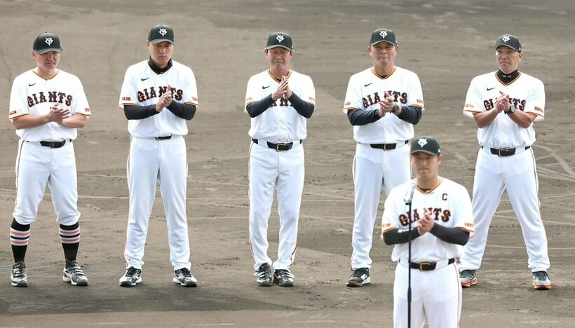 手締めをする阿部慎之助監督（右端）ら巨人ナイン