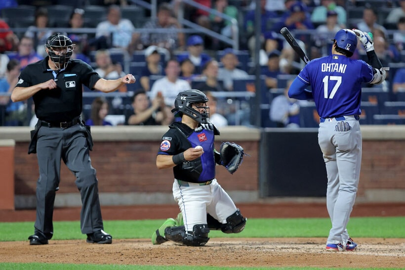 ノーヒットだった大谷翔平（右＝ロイター）