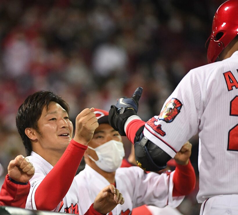  同点犠飛の会沢を笑顔で迎える床田