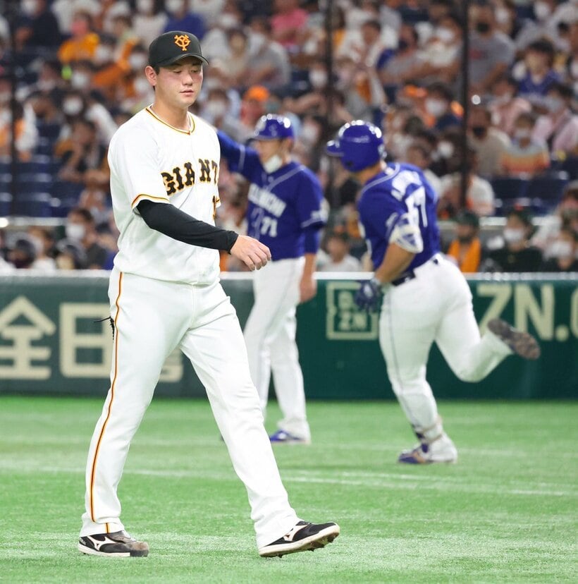  中日・マルティネス(奥右)にタイムリーを打たれた巨人・平内（東スポWeb）