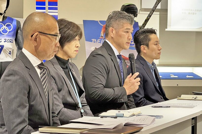 ＪＯＣの会見に出席した選手強化本部長の井上康生氏(右から２人目)