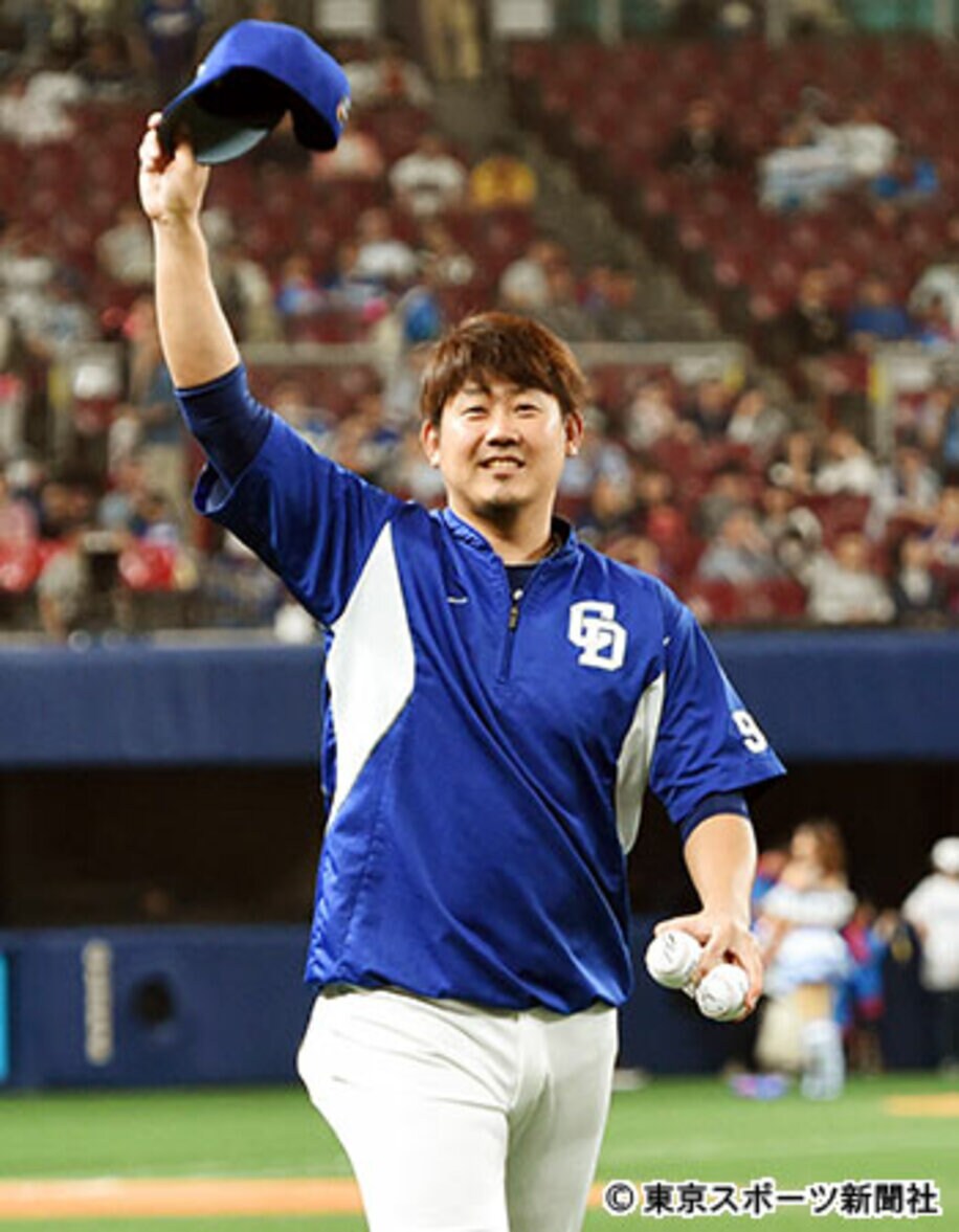  日本球界復帰後、初勝利を挙げスタンドの声援に応える松坂