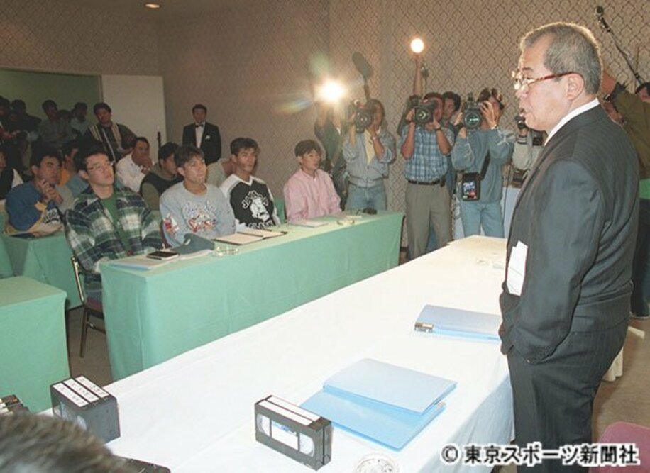  １９９５年１０月、日本シリーズ対策ミーティングで選手に訓示する野村監督。古田（前列左）、稲葉（同左から３人目）らはノートを手に参加