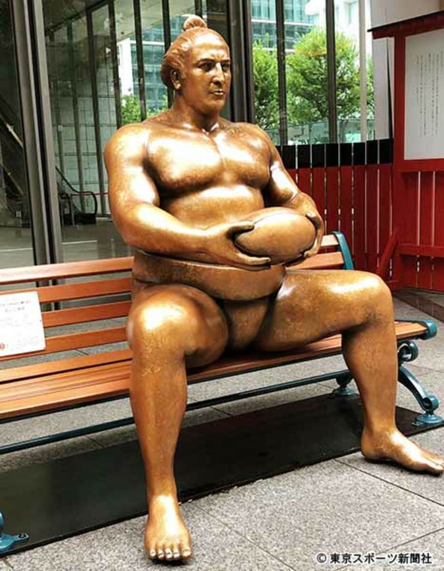  東京・丸の内のベンチに設置されているラグビーボールを持った栃ノ心の像