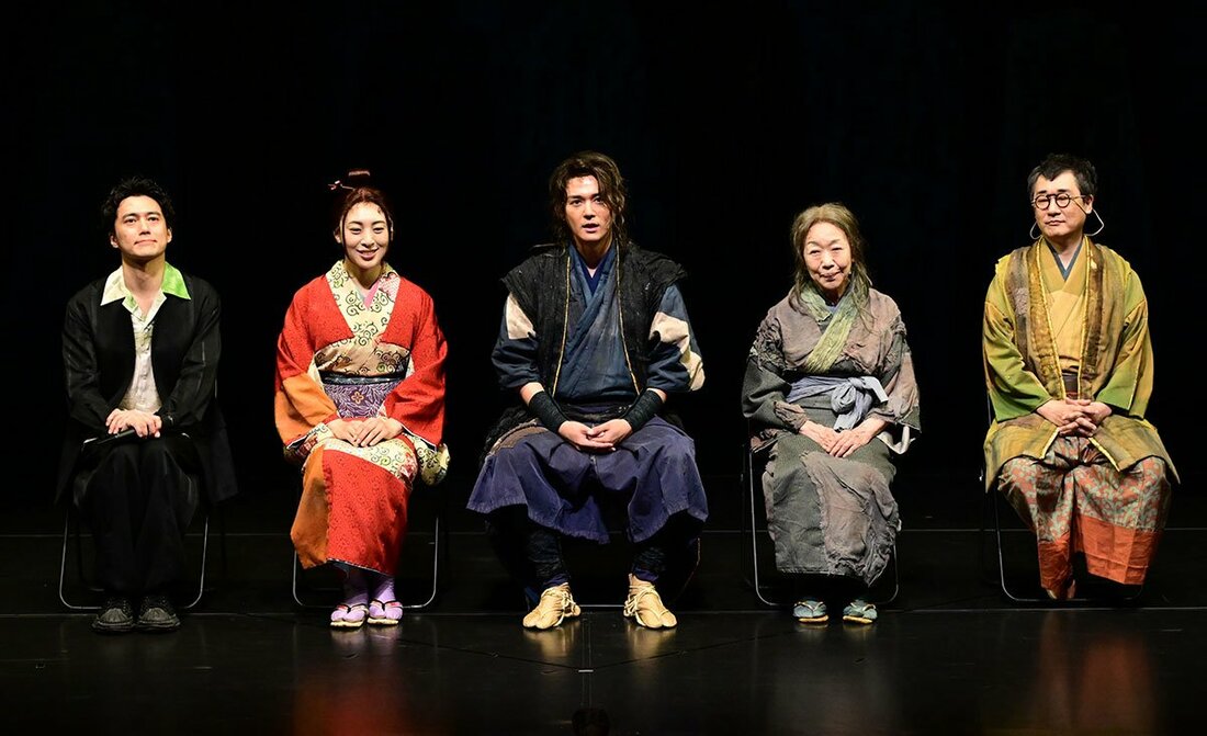 左から演出の藤田俊太郎氏、音月桂、小瀧望、梅沢昌代、安井順平