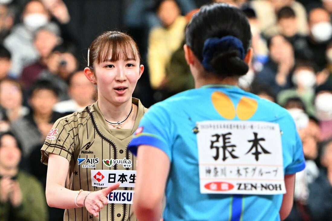 決勝後、張本美和(右)に握手を求める早田ひな