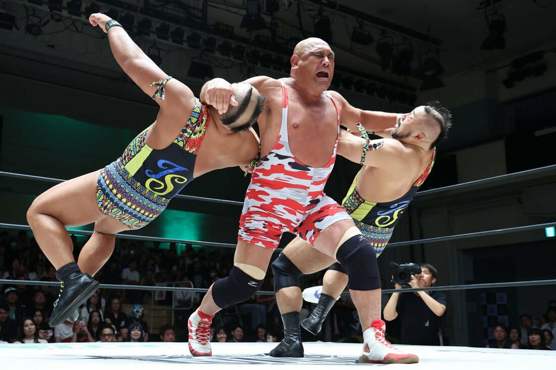 飯野雄貴(左)と征矢学(右)の情熱MAXをラリアットで吹き飛ばす藤田和之