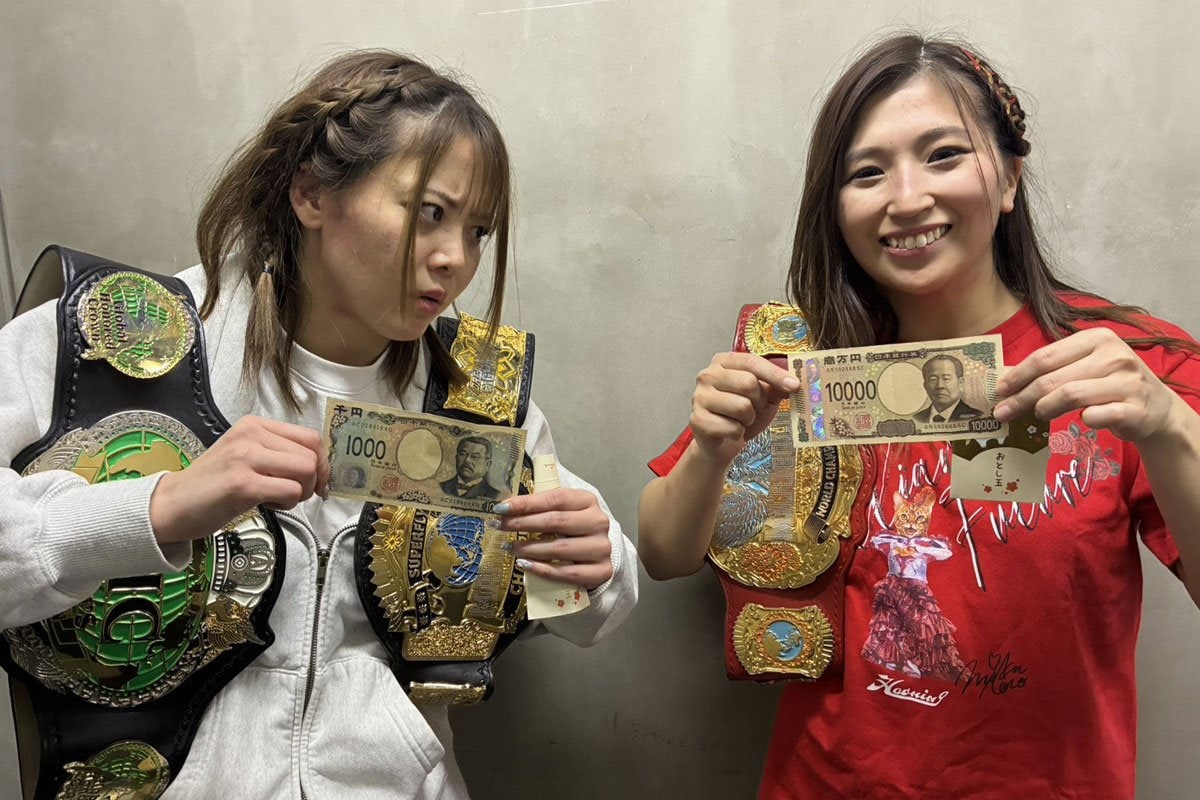 お年玉袋の中身に笑顔が弾ける青野未来(右)と、顔色が変わる岩谷麻優