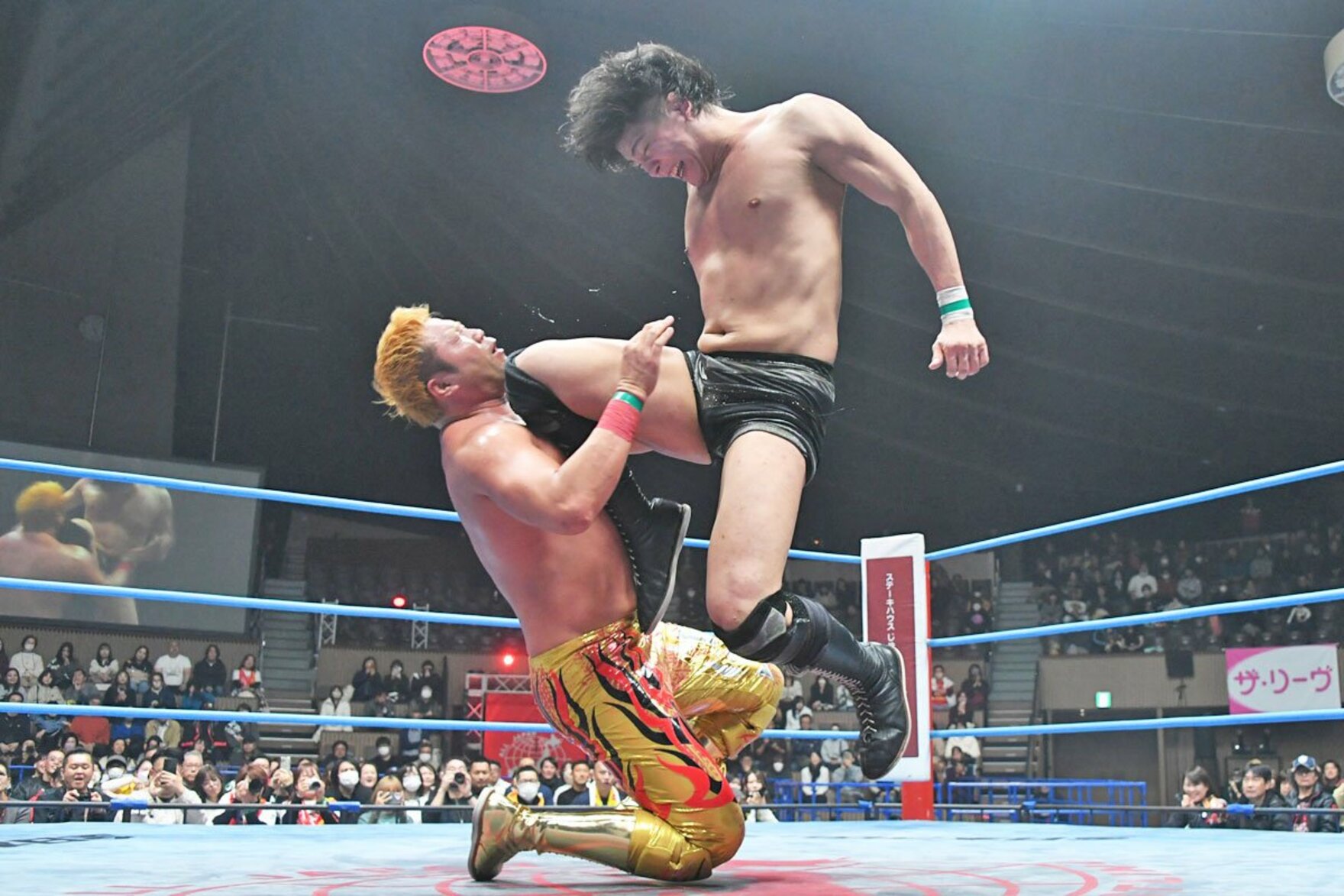 ３冠王者の宮原健斗(左)を、あと一歩まで追い詰めた安齊勇馬