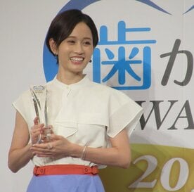 白い歯を見せて笑った前田敦子