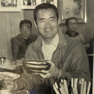 「重乃井」のうどんを前に笑顔の長嶋さん