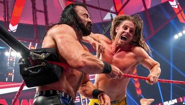  ドリュー・マッキンタイアはリドル（右）に攻め込まれてＭＩＴＢ男子ラダー戦出場決定戦でまさかの敗退(©2021 WWE, Inc. All Rights Reserved.)
