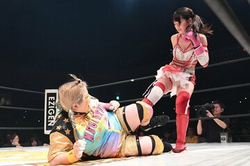 メガトンを攻めるちとせよしの（右）