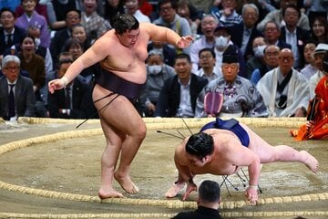 豪ノ山（右）に突き落としで勝利した霧島