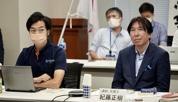  維新の音喜多駿政調会長（左）と紀藤正樹弁護士（東スポWeb）