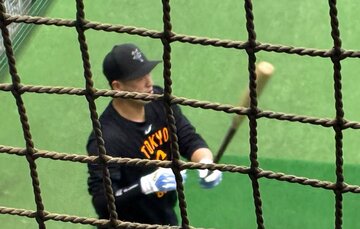 自主練習する岸田行倫捕手