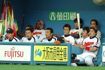 ローズや中村紀が座る近鉄ベンチ（２００３年）