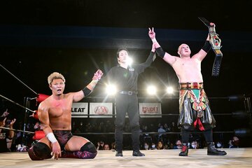 タッグ王座を防衛した石田凱士(左)とKAZUMA SAKAMOTO