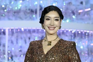 金ラメのワンピースでクリスマスツリー点灯式に出席したアンミカ