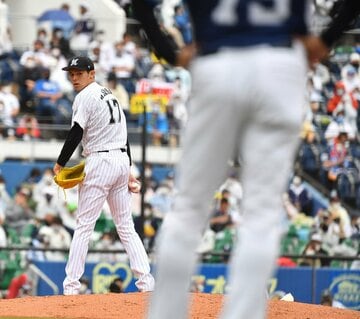  初登板で走者を背負う場面が多かったロッテ・佐々木朗(左)